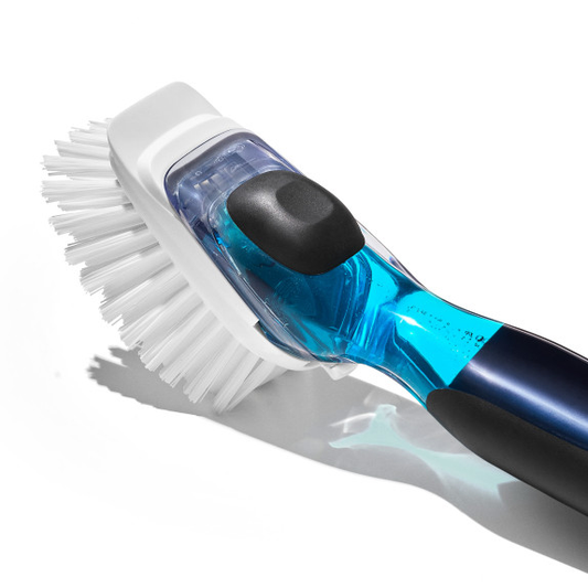 Brosse à manche avec réservoir intégré, idéale pour appliquer des produits de nettoyage ou de soin. Le réservoir est situé dans le manche pour un usage pratique et efficace.