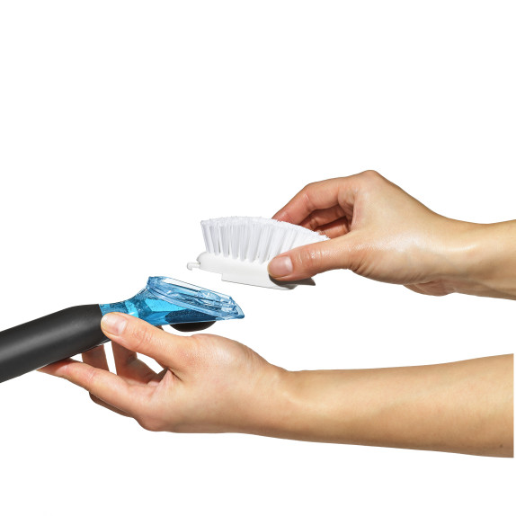 Brosse à manche avec réservoir intégré, idéale pour appliquer des produits de nettoyage ou de soin. Le réservoir est situé dans le manche pour un usage pratique et efficace.