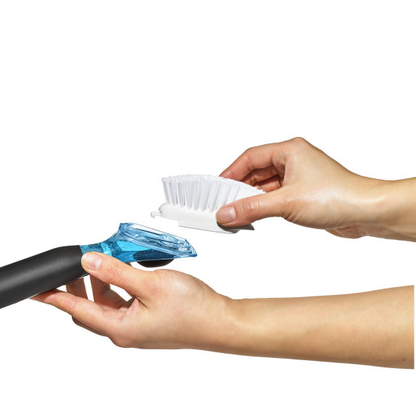 Brosse à manche avec réservoir intégré, idéale pour appliquer des produits de nettoyage ou de soin. Le réservoir est situé dans le manche pour un usage pratique et efficace.