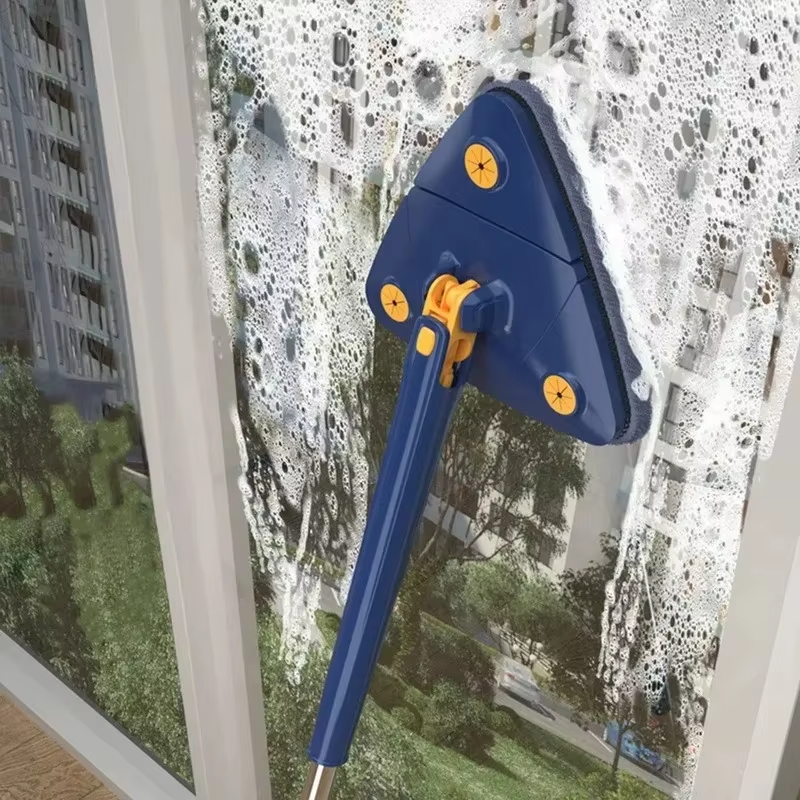 Serpillière télescopique avec réservoir intégré, permettant de nettoyer facilement les sols tout en contrôlant la distribution de liquide grâce à son réservoir pratique